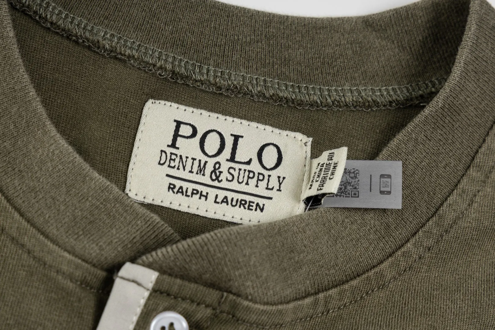 P196 #R85 Ralph Lauren washed heavy brushed distressed henley stand-up collar open chest long-sleeved bottoming shirt thin sweatshirt fabric 100% Xinjiang long-staple cotton, imported embroidered logo on the chest custom threaded collar, classic embroidery, the highest version, suitable for business and leisure daily use! 🌘3-button placket, laser logo pearlescent resin buttons, cuffs and hem are double-stitched, different from the currency version. Washed and distressed, sand-washed and stir-fried. Color: White, Black, Navy Blue, Army Green, Gray Size: S M L XL Length: 69/70/72/75 Bust: 102/108/116/124 Shoulder width: 43/45/47/49 Recommended weight: 100-120/120-140/140-160/160-180 pounds